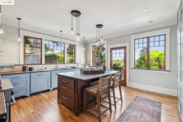 1015 Warfield Ave, Oakland CA: https://media.crmls.org/mediaz/57dd9921-c058-4517-b70b-f8742bc0431e.jpg