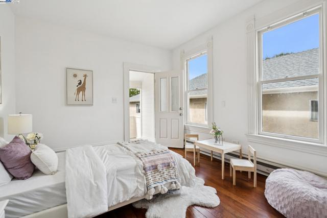 2120 Encinal Ave, Alameda CA: https://media.crmls.org/mediaz/57de33e6-7aed-482d-8545-6a2c5383ff3b.jpg