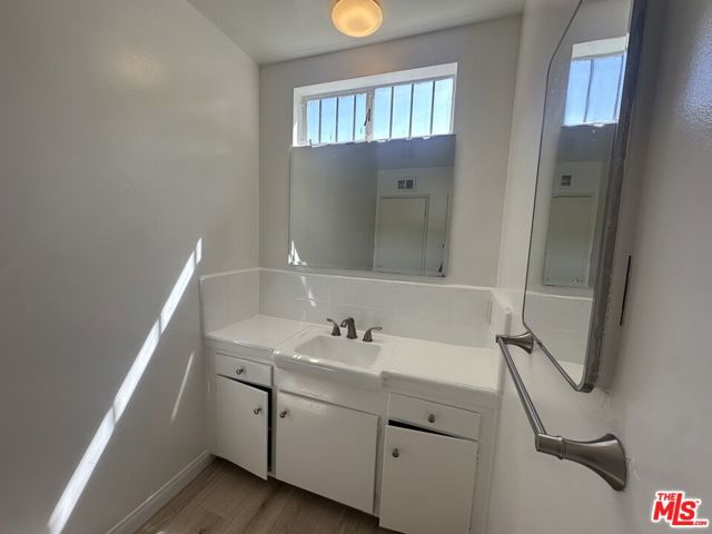 1555 San Ysidro Drive, Beverly Hills CA: https://media.crmls.org/mediaz/57dea525-11d9-447b-b5af-ae1fded421fc.jpg