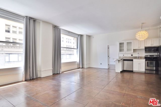 215 W 7th Street, Los Angeles CA: https://media.crmls.org/mediaz/57e05f35-c8f2-4a9a-abf3-9915618f79bb.jpg