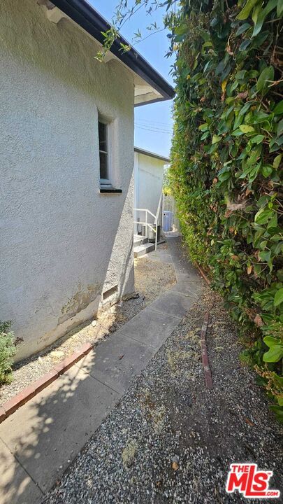 2615 W Edgehill, Los Angeles CA: https://media.crmls.org/mediaz/57e14c80-b320-4b60-86b9-e0a2f3ec20ab.jpg