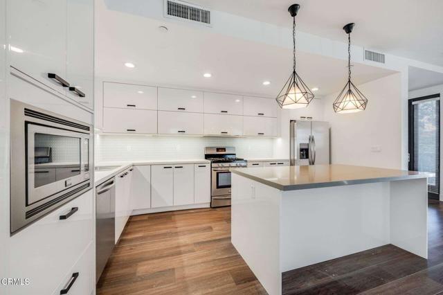 239 S Marengo Avenue, Pasadena CA: https://media.crmls.org/mediaz/57e2745c-a5bc-4909-961e-3e4f0ca91109.jpg