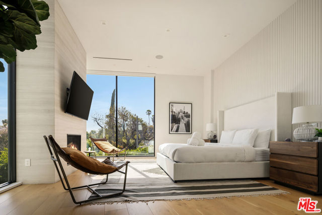 952 N Laurel Avenue, Los Angeles CA: https://media.crmls.org/mediaz/57e2b287-dfd8-4346-8456-43b4ab61623f.jpg