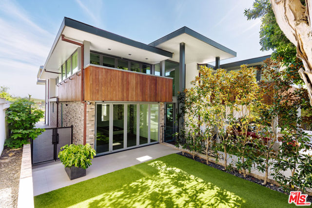 934 1st Street, Manhattan Beach CA: https://media.crmls.org/mediaz/57e2f67d-aa99-4e4d-bb1f-219364d3261c.jpg