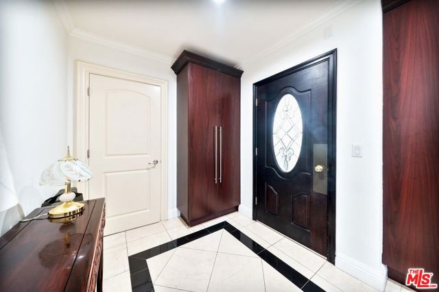 1043 S Kenmore Avenue, Los Angeles CA: https://media.crmls.org/mediaz/57e31b8d-c56c-42c4-9d18-a6a915a6d05c.jpg