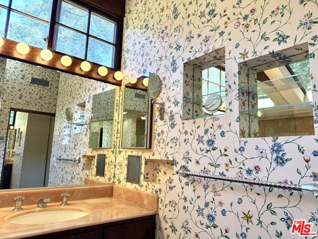 1754 Mandeville Canyon Road, Los Angeles CA: https://media.crmls.org/mediaz/57e4f174-98b0-4265-b1e0-3aff91b5fc31.jpg