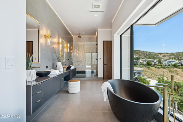 461 Lake Sherwood Drive, Lake Sherwood CA: https://media.crmls.org/mediaz/57e50228-53f7-4ea7-84a0-663e048ba380.jpg