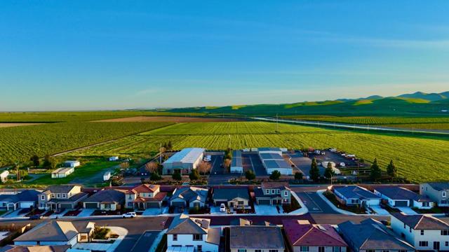 2121 Stagecoach Road, Patterson CA: https://media.crmls.org/mediaz/57e52e1a-4b49-4cc2-9775-fd34c7c4fc28.jpg