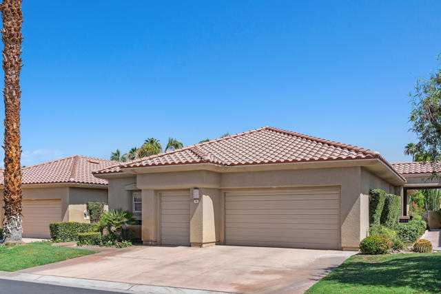 99 Kavenish Drive, Rancho Mirage CA: https://media.crmls.org/mediaz/57e5c8de-a884-4ab2-9cab-09b9a6d3fac0.jpg