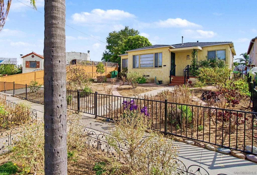 3239 N Mountain View
