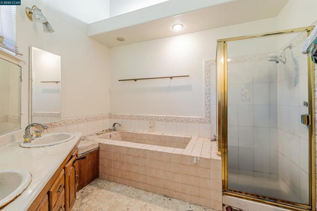 1971 Emerald St, Concord CA: https://media.crmls.org/mediaz/57e99eea-2b84-48f4-83c5-ca85f11ab0ea.jpg
