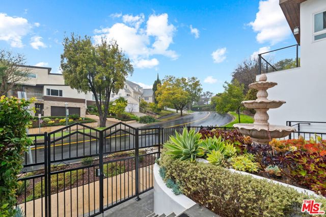 436 Levering Avenue, Los Angeles CA: https://media.crmls.org/mediaz/57ea1fb7-8b41-4c1e-a050-efdb04d85f4d.jpg