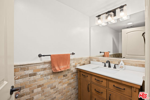272 N Chester Avenue, Pasadena CA: https://media.crmls.org/mediaz/57ea36bc-11dd-4dae-8a42-dbb33a2bcbdc.jpg
