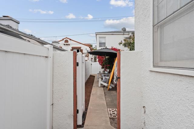 251 Orange Avenue, Coronado CA: https://media.crmls.org/mediaz/57ea5f04-ab99-4909-8e6d-2206a04b4b32.jpg