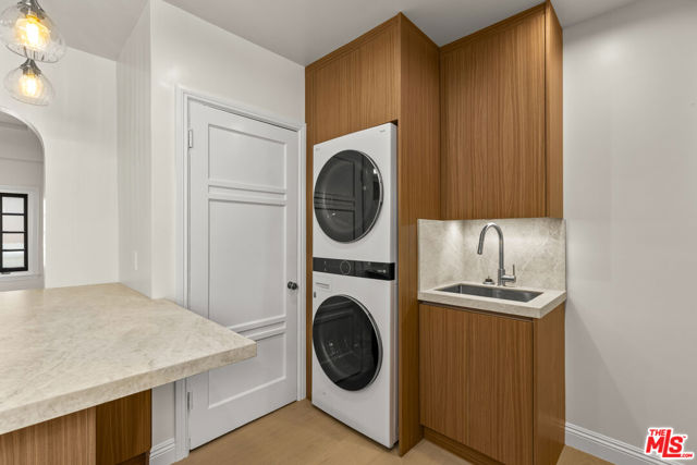 8607 Clifton Way, Beverly Hills CA: https://media.crmls.org/mediaz/57ea6a60-9bbe-4959-a92c-535494e6959e.jpg