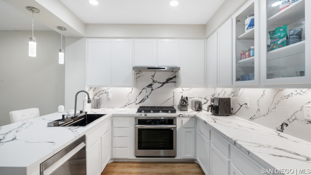 8301 Rio San Diego DR, San Diego CA: https://media.crmls.org/mediaz/57eafb49-f5bf-4c15-9cd2-b56d45e365f2.jpg