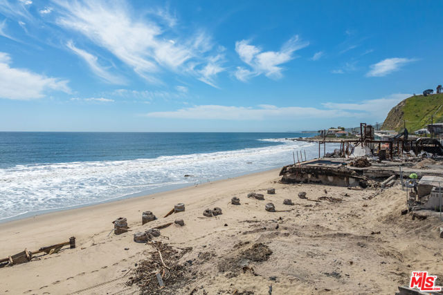 21562 Pacific Coast Highway, Malibu CA: https://media.crmls.org/mediaz/57ebd20c-c508-4f67-9160-9501692b7eab.jpg
