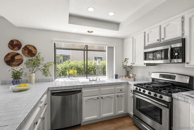 1894 Spyglass Cir, Vista CA: https://media.crmls.org/mediaz/57ec918c-9c5b-4e45-88d7-a77705bf8e62.jpg
