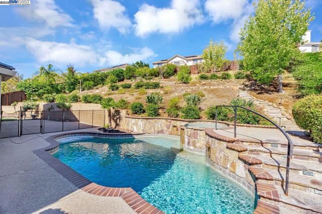5391 Fernbank Dr, Concord CA: https://media.crmls.org/mediaz/57eea3a6-6b63-4c48-9f81-98d6d7e96353.jpg