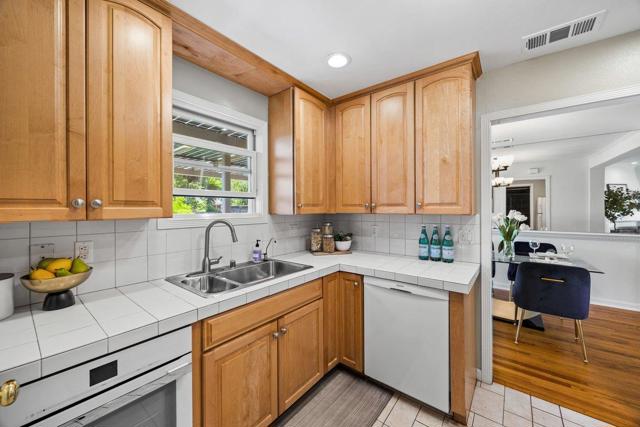 820 Eighth Avenue, Redwood City CA: https://media.crmls.org/mediaz/57ef4277-5778-49e5-bbff-562ff4d7359a.jpg