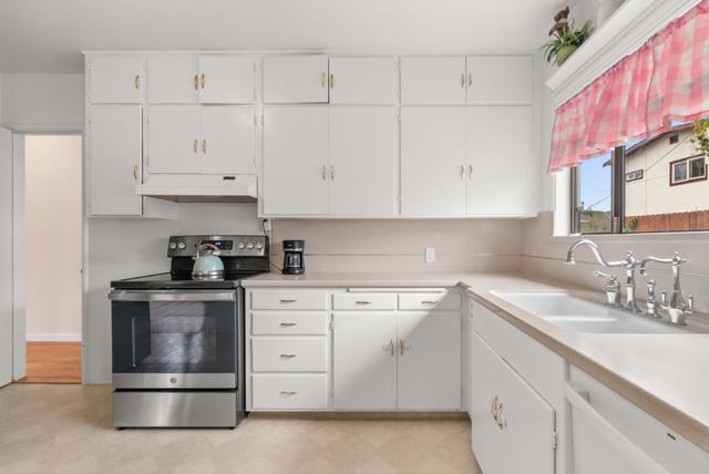 525 Laverne Avenue, Aptos CA: https://media.crmls.org/mediaz/57f01e72-ff3b-4e55-a95a-c95fbc9a3165.jpg