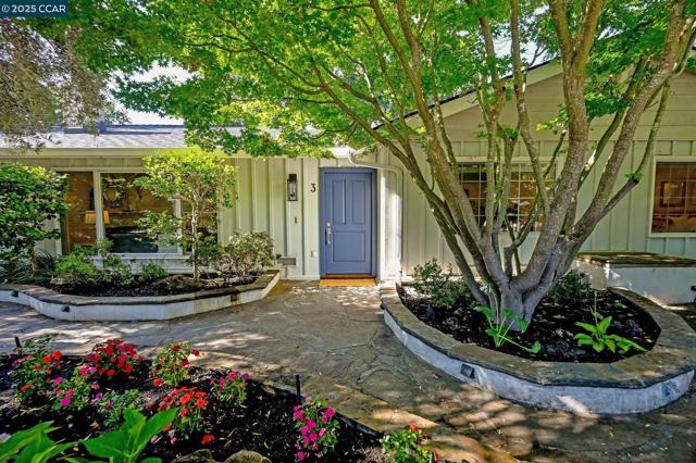 3 Green Valley Ct, Danville CA: https://media.crmls.org/mediaz/57f1b63b-dded-4038-922f-226938417ebc.jpg