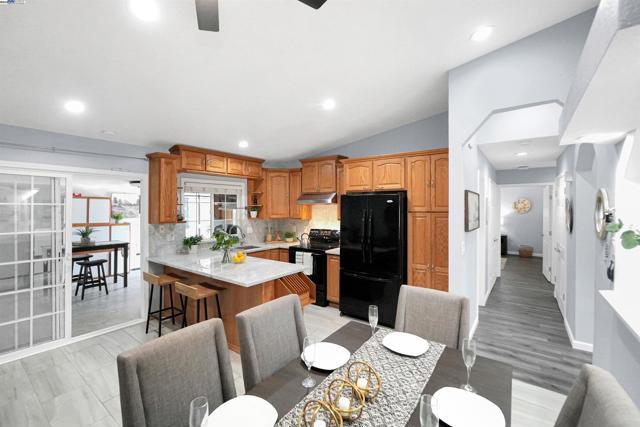 22633 Mossy Rock Drive, Hayward CA: https://media.crmls.org/mediaz/57f1ef90-f08e-4359-8872-e1b1f6921e38.jpg