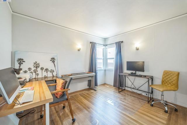 7525 Circle Hill Dr, Oakland CA: https://media.crmls.org/mediaz/57f25e00-12b0-4d2d-aac2-12e3d7b5c9f4.jpg