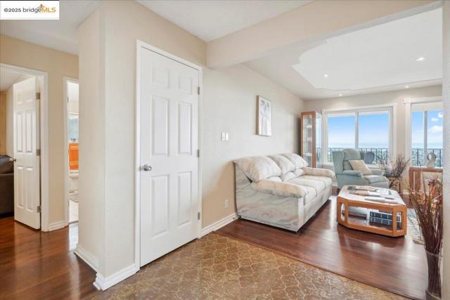 11772 Cranford Way, Oakland CA: https://media.crmls.org/mediaz/57f2f583-2707-4ef7-9b3d-9ebf2bc38e66.jpg