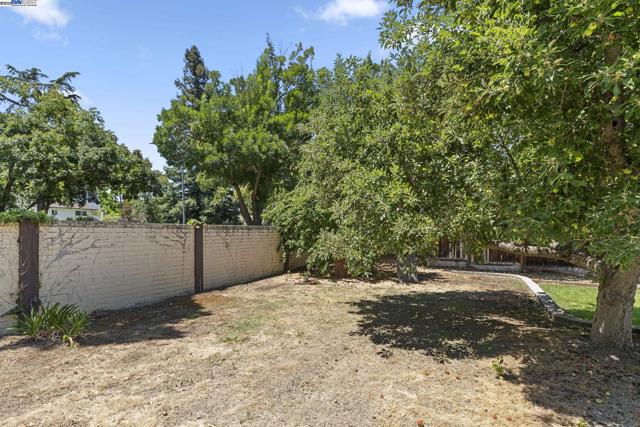 1927 Foxswallow Cir, Pleasanton CA: https://media.crmls.org/mediaz/57f31054-2f09-4e13-9895-fc183af8984e.jpg