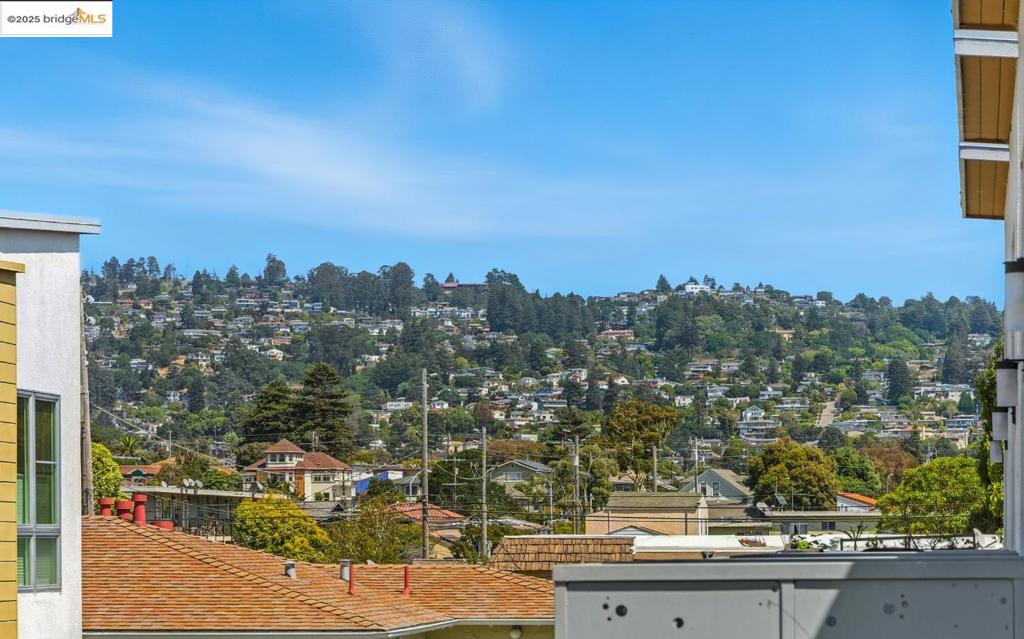 https://media.crmls.org/mediaz/57f355e9-1c3e-48c3-aa3b-8b6aa97a72d4.jpg?preset=X-Large