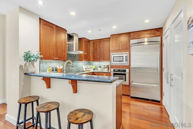 700 W E St, San Diego CA: https://media.crmls.org/mediaz/57f37178-e95c-4f29-b44b-04e776ad9734.jpg