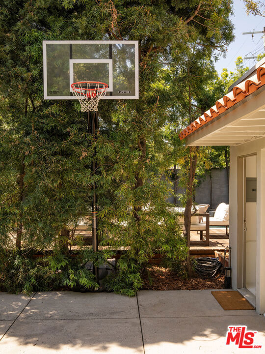131 S Arden Boulevard, Los Angeles CA: https://media.crmls.org/mediaz/57f3a722-a6db-480e-bc4d-6d9b7df4bee8.jpg