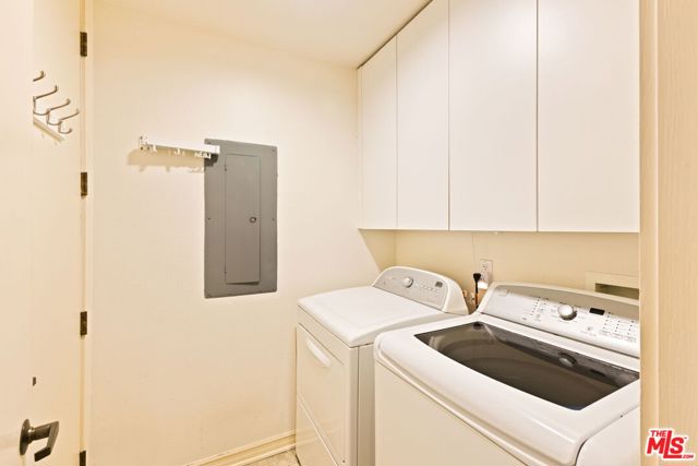 300 N Swall Drive, Beverly Hills CA: https://media.crmls.org/mediaz/57f44c71-7a62-4f41-8a15-0c80b5c1bf61.jpg