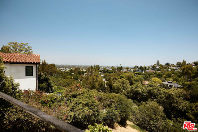 3916 Glenridge Drive, Sherman Oaks CA: https://media.crmls.org/mediaz/57f4b10e-d7ca-44dc-a639-7695228f8bf9.jpg