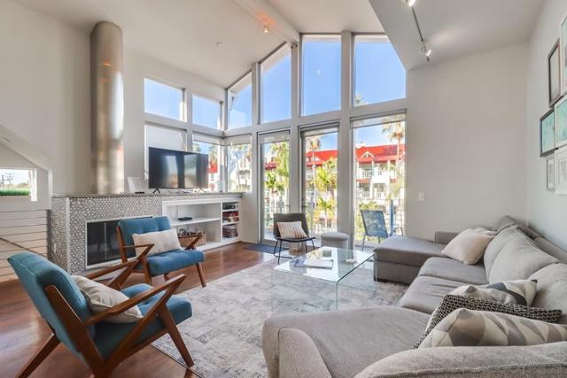 1016 1st St, Coronado CA: https://media.crmls.org/mediaz/57f4d92a-8d55-4bbb-91ef-e751b4bc65f9.jpg