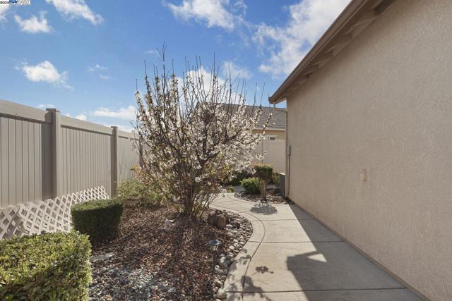 2961 Clear Point Way, Manteca CA: https://media.crmls.org/mediaz/57f52914-c38e-490e-9a66-864fd67b9c48.jpg