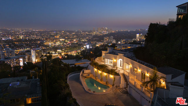 8527 Hedges Way, Los Angeles CA: https://media.crmls.org/mediaz/57f58013-8dac-4063-8dbc-b4771abecc4f.jpg