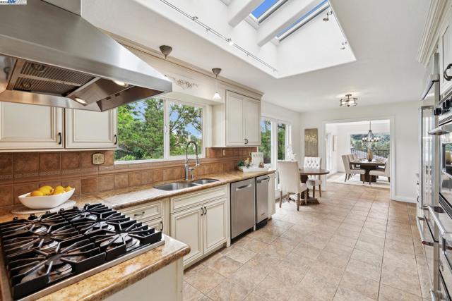 375 Montecillo Dr, Walnut Creek CA: https://media.crmls.org/mediaz/57f691fc-5faa-4638-88c0-898adfdd2073.jpg