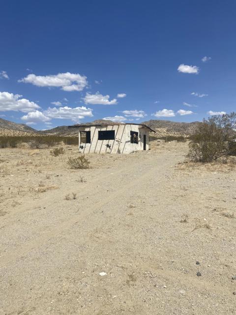 128 Caspers Road, Landers CA: https://media.crmls.org/mediaz/57f7467e-1ea9-4582-b884-aadc992a9fc5.jpg