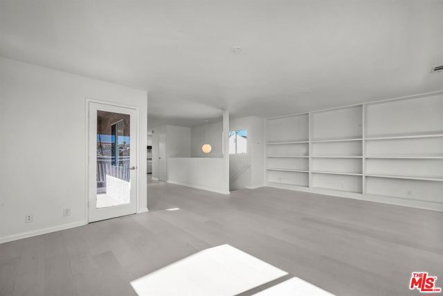 466 S Venice Boulevard, Venice CA: https://media.crmls.org/mediaz/57f75201-eb0f-4fd2-9d74-739cdfa5ba82.jpg