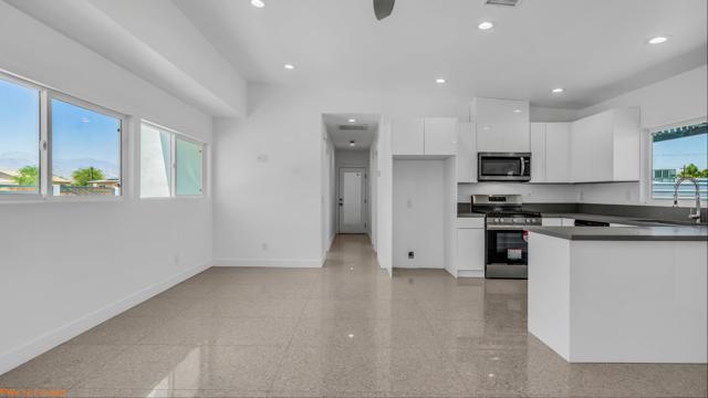 567 W Sunview Avenue, Palm Springs CA: https://media.crmls.org/mediaz/57f82351-80c6-4fe8-aaaa-8687aad0b065.jpg