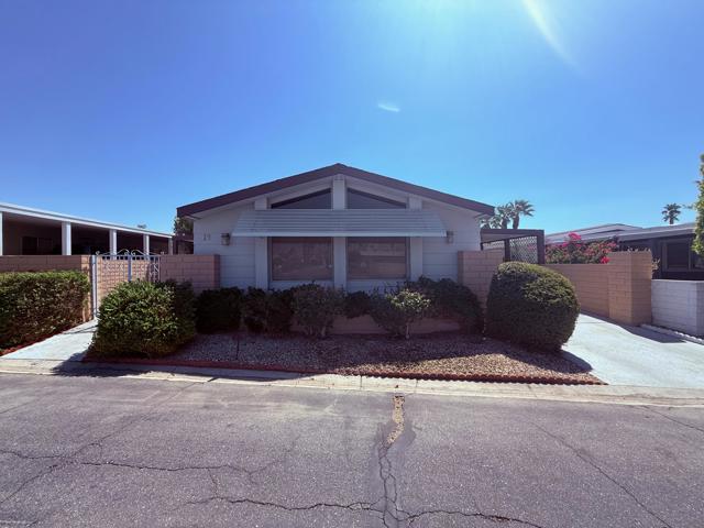 14 International Boulevard, Rancho Mirage CA: https://media.crmls.org/mediaz/57f8382b-4ca6-4eae-8083-1243794ff346.jpg