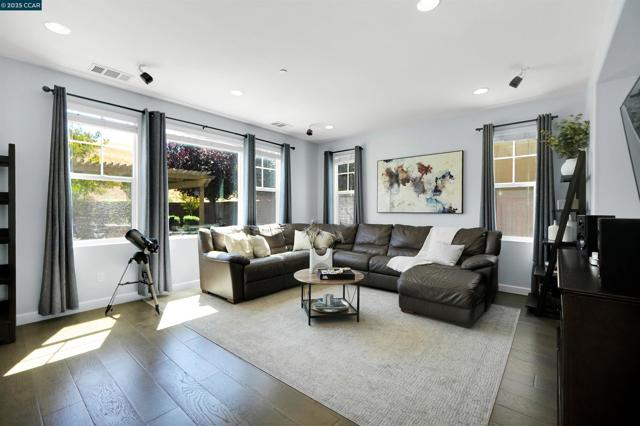5152 Bengali St, Danville CA: https://media.crmls.org/mediaz/57f87242-be1b-4d53-a061-b9edfa37594b.jpg