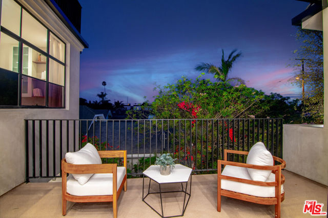 745 E Sunset Avenue, Venice CA: https://media.crmls.org/mediaz/57f8feb8-30e3-43a1-944a-0770bcdcb2bd.jpg