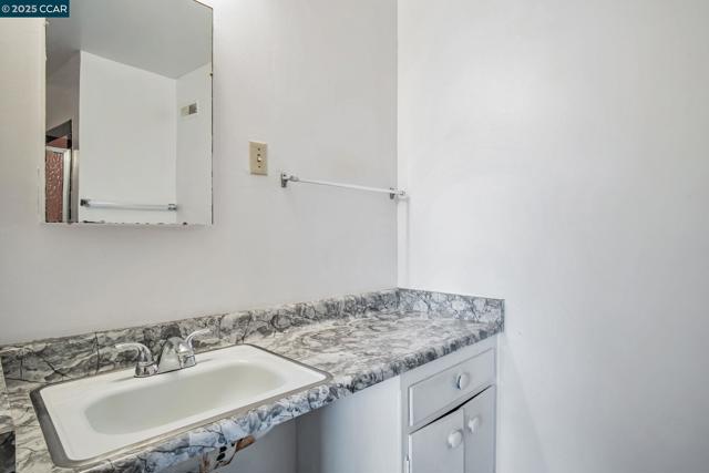 520 Celia St, Hayward CA: https://media.crmls.org/mediaz/57f94ab2-444d-4cff-b5a0-538586d23dd7.jpg