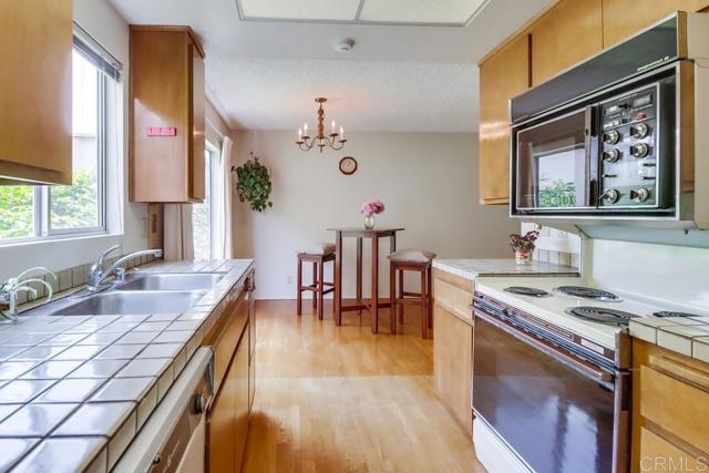 Detail Gallery Image 13 of 37 For 1762 Locust St #4,  San Diego,  CA 92106 - 2 Beds | 2/1 Baths
