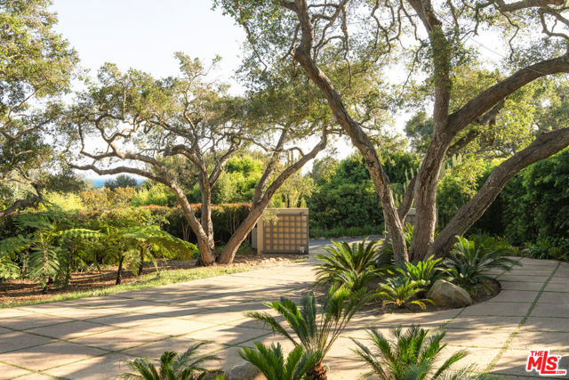 796 Hot Springs Road, Montecito CA: https://media.crmls.org/mediaz/57f9dc2f-ffe3-4d7e-af75-c4058a29b2a9.jpg
