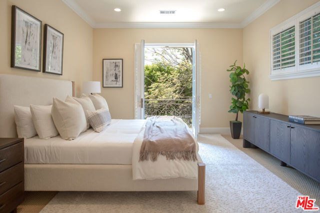 1154 Summit Drive, Beverly Hills CA: https://media.crmls.org/mediaz/57fa9310-9845-4e9d-a316-4c190d26c89a.jpg