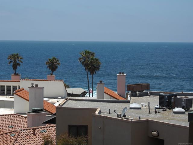 350 Prospect St, La Jolla CA: https://media.crmls.org/mediaz/57fab07d-786d-4921-b8d8-c1afd9c6a1ee.jpg